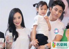 贾乃亮李小璐观看甜馨演出 宣布离婚后合体看女儿