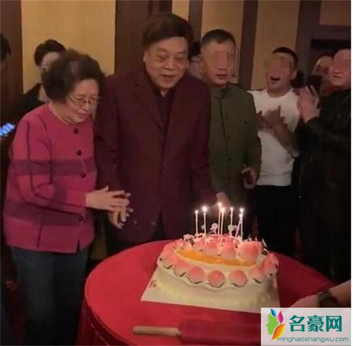 张美玲搀扶着赵忠祥