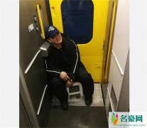 吴京自带板凳坐火车照曝光 网友：身为大明星也太