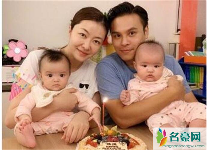 熊黛林于去年诞下双胞胎