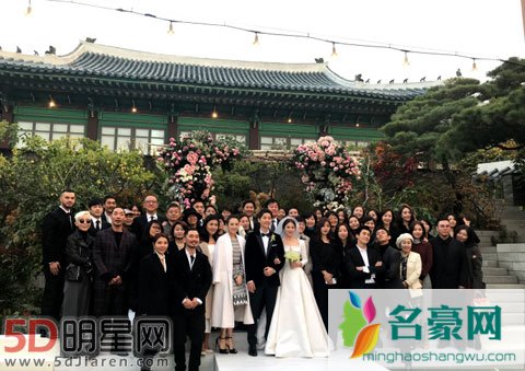 双宋婚礼宾客都穿黑西装 章子怡穿白色衣服遭议论