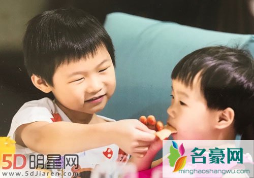 雷佳音送岳云鹏女儿拼图 拼图长达五米