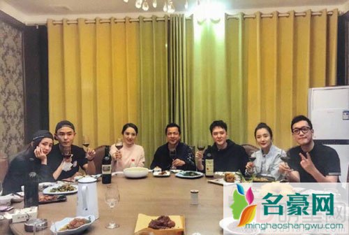 杨幂冯绍峰又同框啦 疑两人所在剧组聚餐