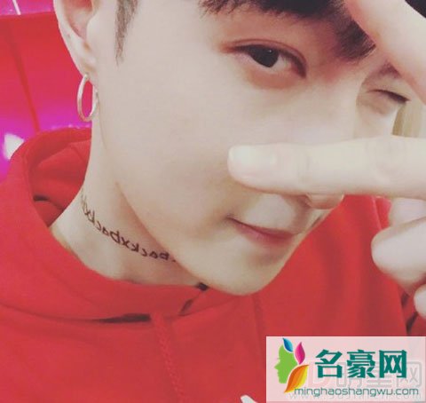张艺兴又撩粉丝了 为粉丝取英文名画在脖子上