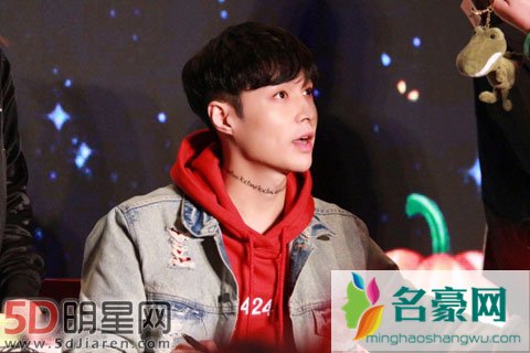 张艺兴又撩粉丝了 为粉丝取英文名画在脖子上