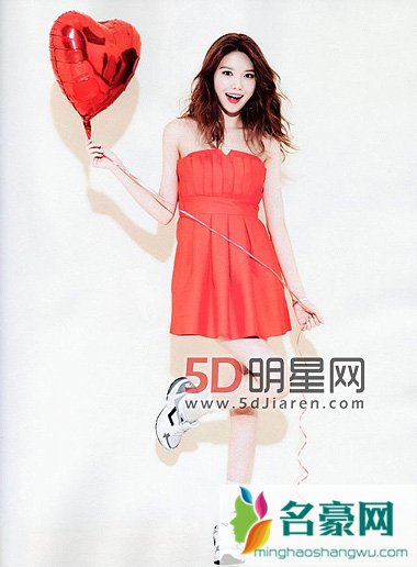 少时成员秀英时尚清晰风画报 展现甜美少女魅力