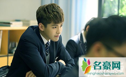 吴亦凡下跪事件图片 吴亦凡被打下跪照片