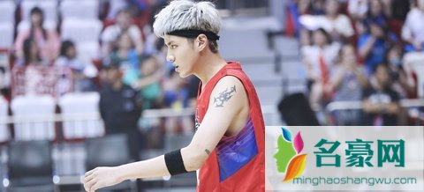 吴亦凡下跪事件图片 吴亦凡被打下跪照片