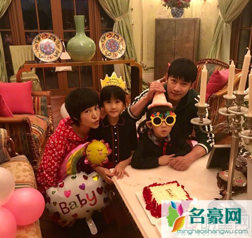 陆毅庆贝儿9岁生日 晒全家幸福合照