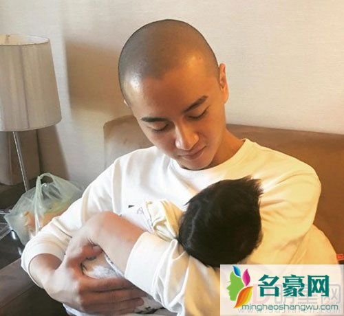 陈晓为儿子周岁提前准备 透露儿子已会叫妈