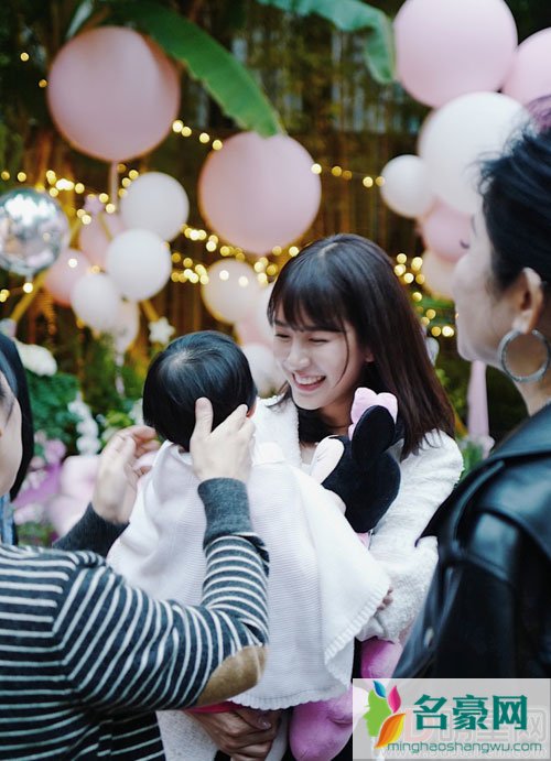 张子萱罕见晒女 为女儿Anan庆周岁生日