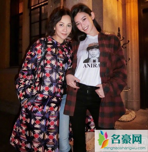 刘嘉玲个人品牌亮相时装周 谢娜挺孕肚捧场