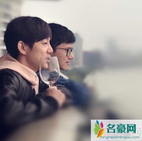 谢娜晒何炅张杰合影 张杰也给他们俩拍照