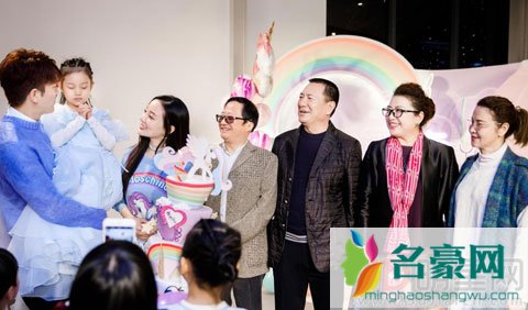 贾乃亮李小璐为甜馨五岁生日举办宴会 弹钢琴唱歌才艺满分