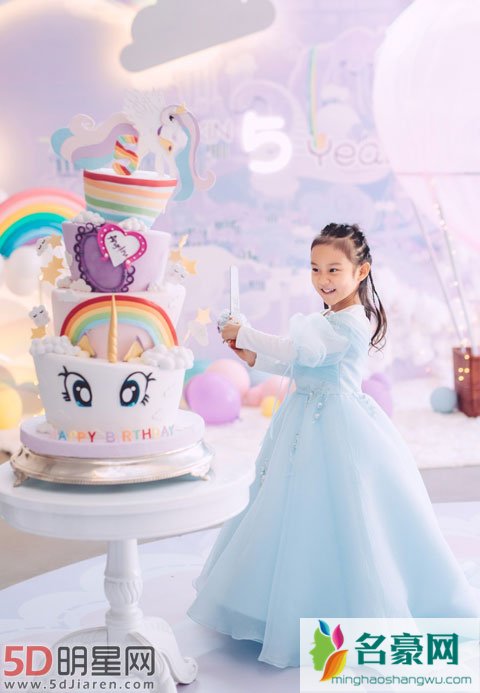贾乃亮李小璐为甜馨五岁生日举办宴会 弹钢琴唱歌才艺满分