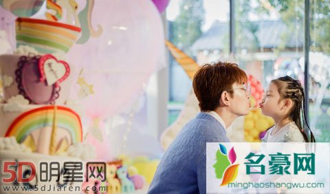 贾乃亮李小璐为甜馨五岁生日举办宴会 弹钢琴唱歌才艺满分