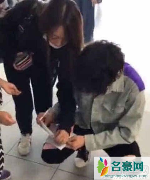 张艺兴要为粉丝签名却被助理阻止 真实原因被点赞