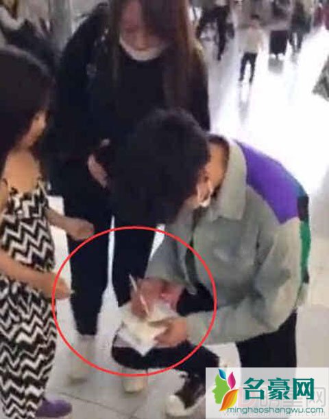 张艺兴要为粉丝签名却被助理阻止 真实原因被点赞
