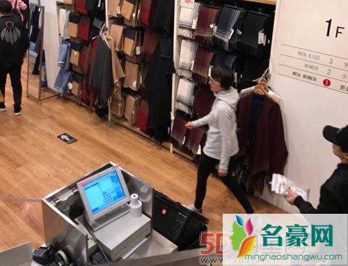袁泉素颜逛街被偶遇 打扮低调气质出群