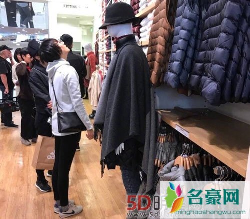 袁泉素颜逛街被偶遇 打扮低调气质出群