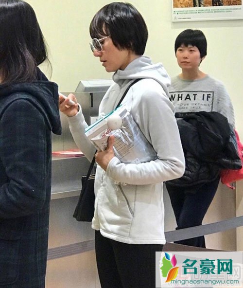 袁泉素颜逛街被偶遇 打扮低调气质出群