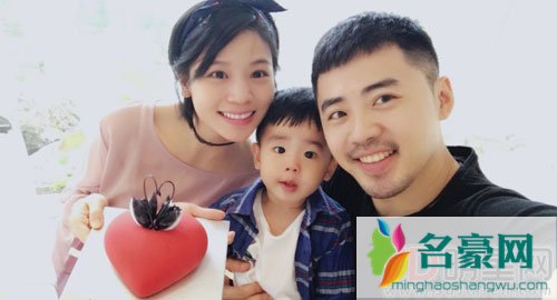 黄英挺二胎大肚拍孕照 老公儿子齐出镜