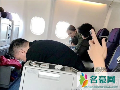 Angelababy带子出行 坐飞机被偶遇