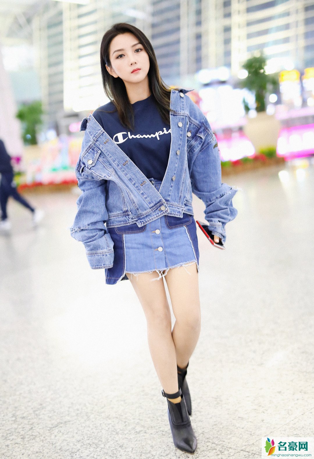 何洁秀美腿 天天在机场秀累不累啊