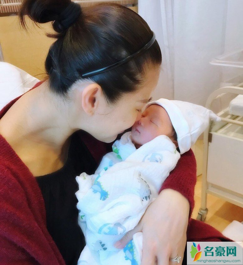 胡杏儿儿子曝光 怀抱宝宝那一刻 是多么的幸福