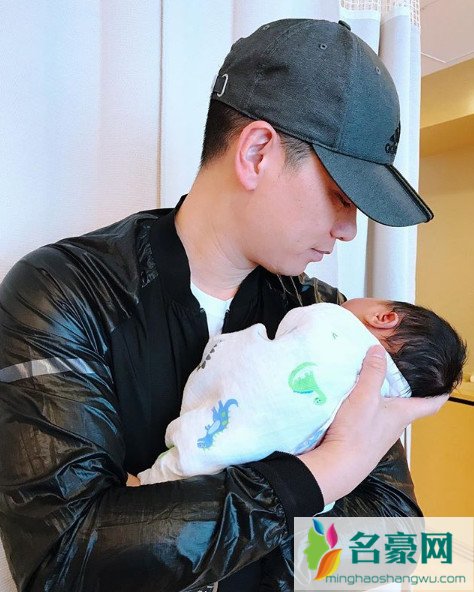 胡杏儿儿子曝光 怀抱宝宝那一刻 是多么的幸福