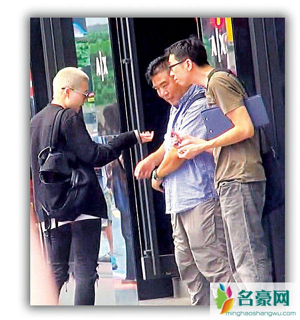 成龙女儿吴卓林打工抽烟吃面包 帮吴卓林就是挑衅林凤娇的底线
