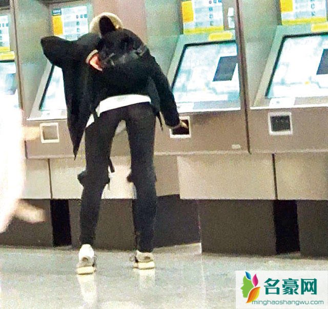 成龙女儿吴卓林打工抽烟吃面包 帮吴卓林就是挑衅林凤娇的底线