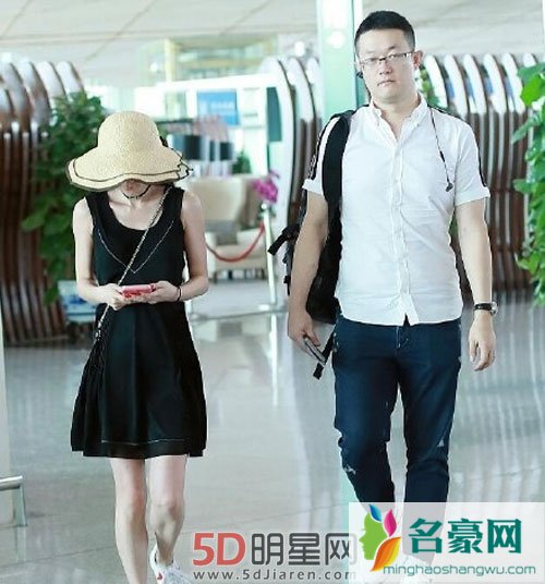 姚笛现身机场状态好 与男友同框出行