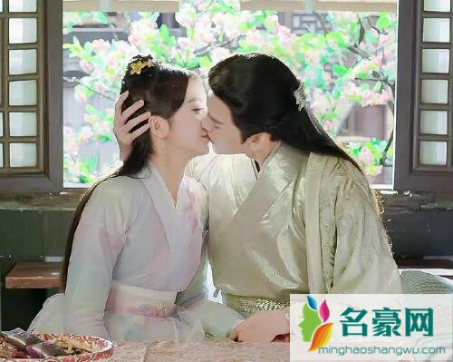 小女霓裳是改编的小说吗