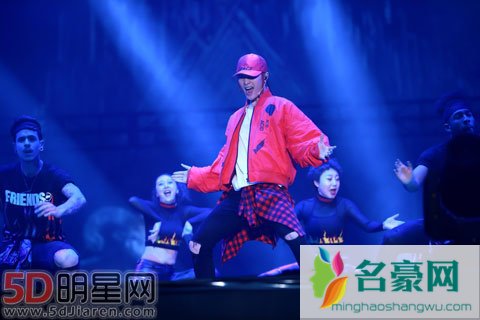 张艺兴否认要参加《中国有街舞》 被问起鹿晗恋情露小尴尬