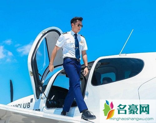 壮志高飞肖默的爸爸是谁