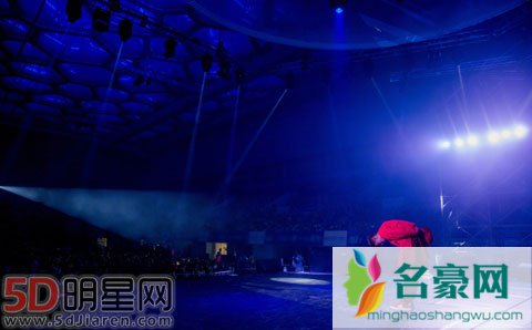 别人忙谈恋爱张艺兴在努力 鞠躬一分半惹哭粉丝