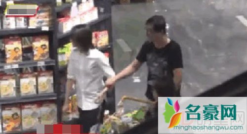 郑爽与爸爸逛超市 买零食买到被爸爸拖走