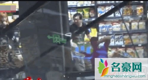 郑爽与爸爸逛超市 买零食买到被爸爸拖走