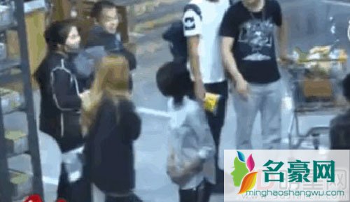 郑爽与爸爸逛超市 买零食买到被爸爸拖走