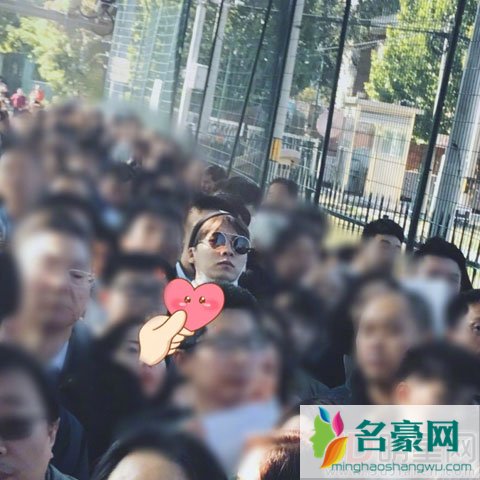 排队办证和李易峰待四个小时 被认出还冒充吴亦凡