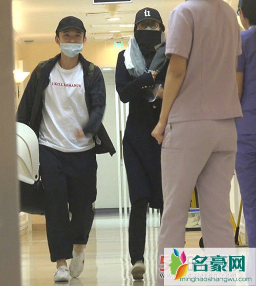 孙怡产后出院 与董子健十指紧扣甜蜜同行