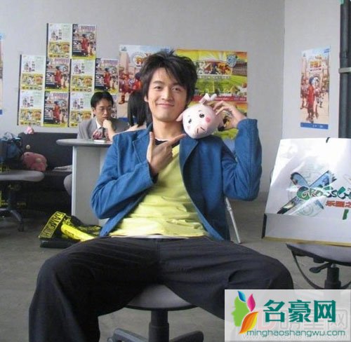 胡歌旧照被认成林更新 非主流发型仍显高颜值
