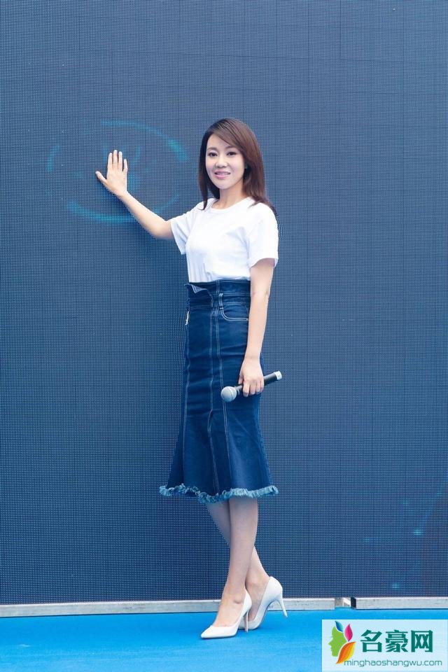46岁闫妮胯太宽了？这身材在同龄人里足以傲视群芳了