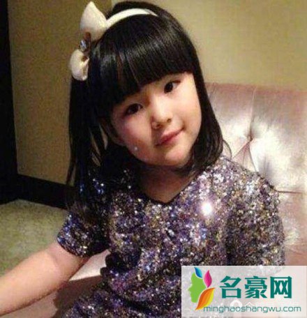 李湘把钱穿身上炫富 人家有这个能力难道非要穿便宜货吗