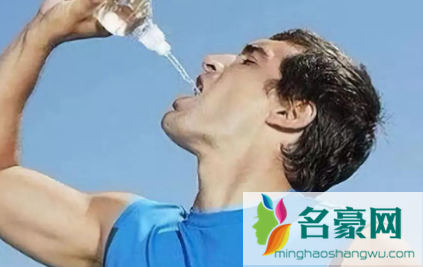运动完可以一次性大量喝水吗3