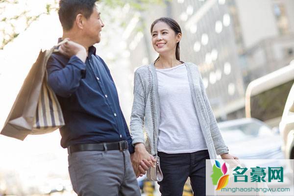 男生陪女生逛街时都在想什么 女生为什么喜欢逛街