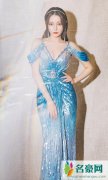 迪丽热巴蓝色人鱼裙 完美身材令人惊叹