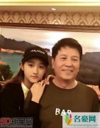 鹿晗与关晓彤父亲合影已见家长 鹿晗向加班新郎道