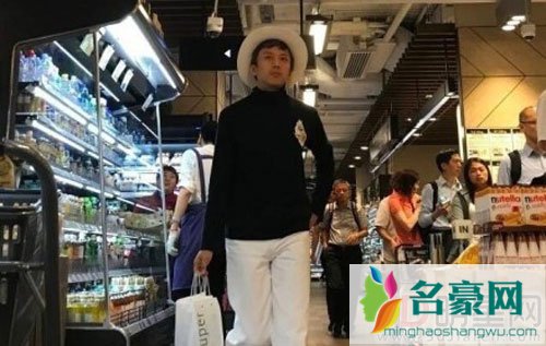 邓超孙俪现身香港 逛超市办生日派对